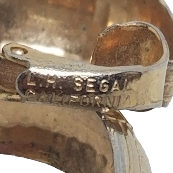 L.H SEGAL CALIFORNIA VINTAGE GOLDTONE TEXTURED DESIGN HOOP CLIP ON EARRINGS - Picture 6 of 6